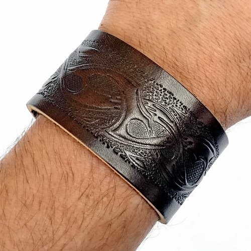 Leder-Armband in 4 cm Breite - geprägt Tribal
