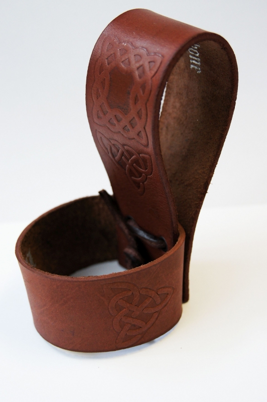 Gürtelhalter für Trinkhorn aus Leder mit keltischer Prägung